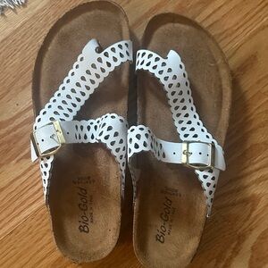 Bio-Gold White Sandals with Buckle 6.5 neot